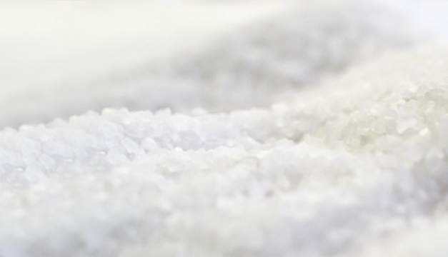 Slaná chuť slaná chuť: NaCl, NaNO 3, NaBr, NaI LiCl, LiBr, LiI slanohořká: KCl, KBr, NH 4 Cl, NH 4 I, Ca 2+ málo slaná: organické soli Na + a Li + možnosti snižování potřeby soli 1) ovlivnění