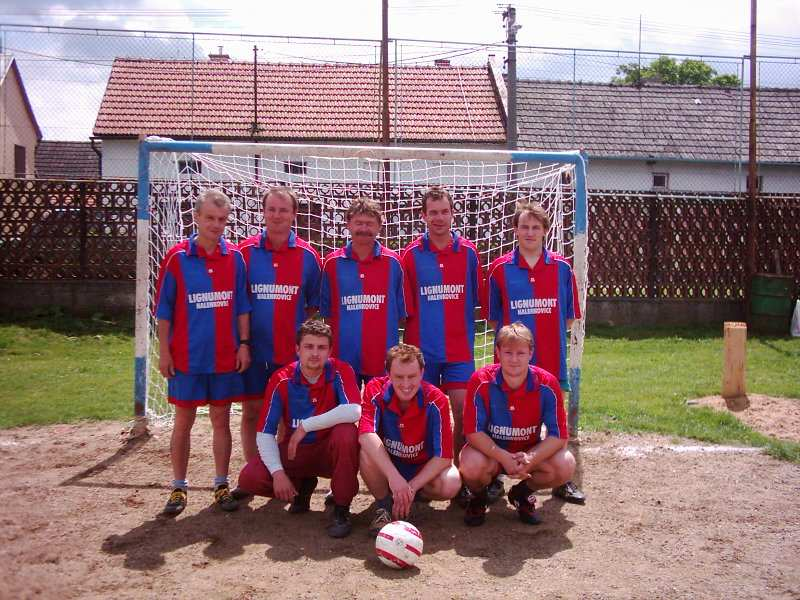 Sobota 12. června 2004 patřila fotbalu. V 11,00 hodin byl totiž zahájen velký fotbalový turnaj o putovní pohár starosty obce Nová dědina.
