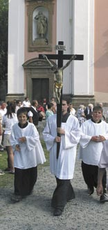 dokonale splňuje rekreační, poznávací a výchovný účel, jednak zcela nenásilně a přesvědčivě vypovídá o činnosti a chování armády k přírodě a o úrovni hospodaření státního podniku Vojenské lesy a