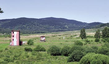 Cílová plocha obsahuje pět kolejových terčových drah, 34 zvedáků terčů pro zbraně bojových vozidel a 50 zvedáků pro pěchotní cíle.