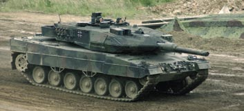 tank T-72. Zcela odlišný ráz počasí změnil Bahna 2003 spíše na Prašna.