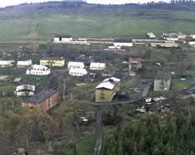 Celou svou rozlohou spadá do okresu Karlovy Vary; severovýchodní okraj újezdu tvoří hranici mezi krajem Karlovarským (okresem Karlovy Vary) a krajem Ústeckým (okresy Chomutov a Louny).