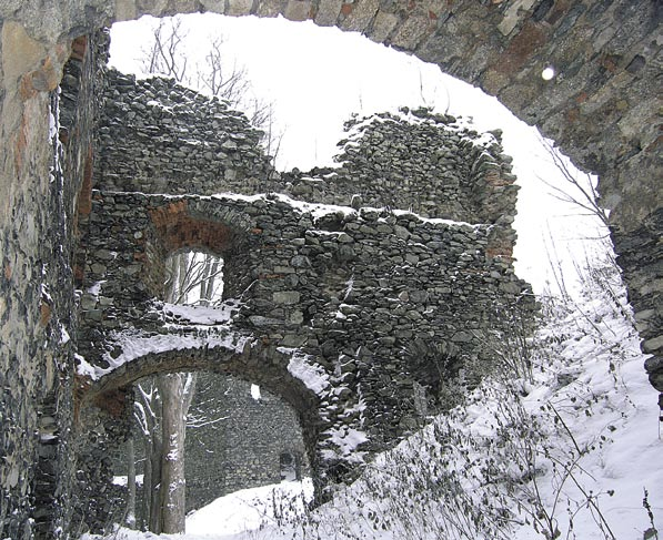 století) Stráž nad Ohří (pravěká lokalita na kótě 440) Žďár (zámek postavený na místě tvrze ze 13.