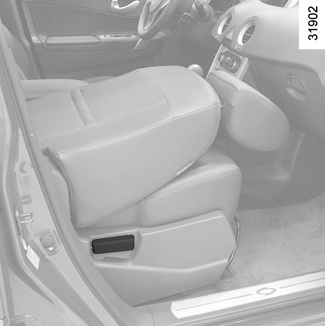 Vzhledem k neslučitelnosti nafouknutí airbagu předního spolujezdce se složenou polohou opěradla sedadla předního spolujezdce zkontrolujte, zda je airbag určitě deaktivován.