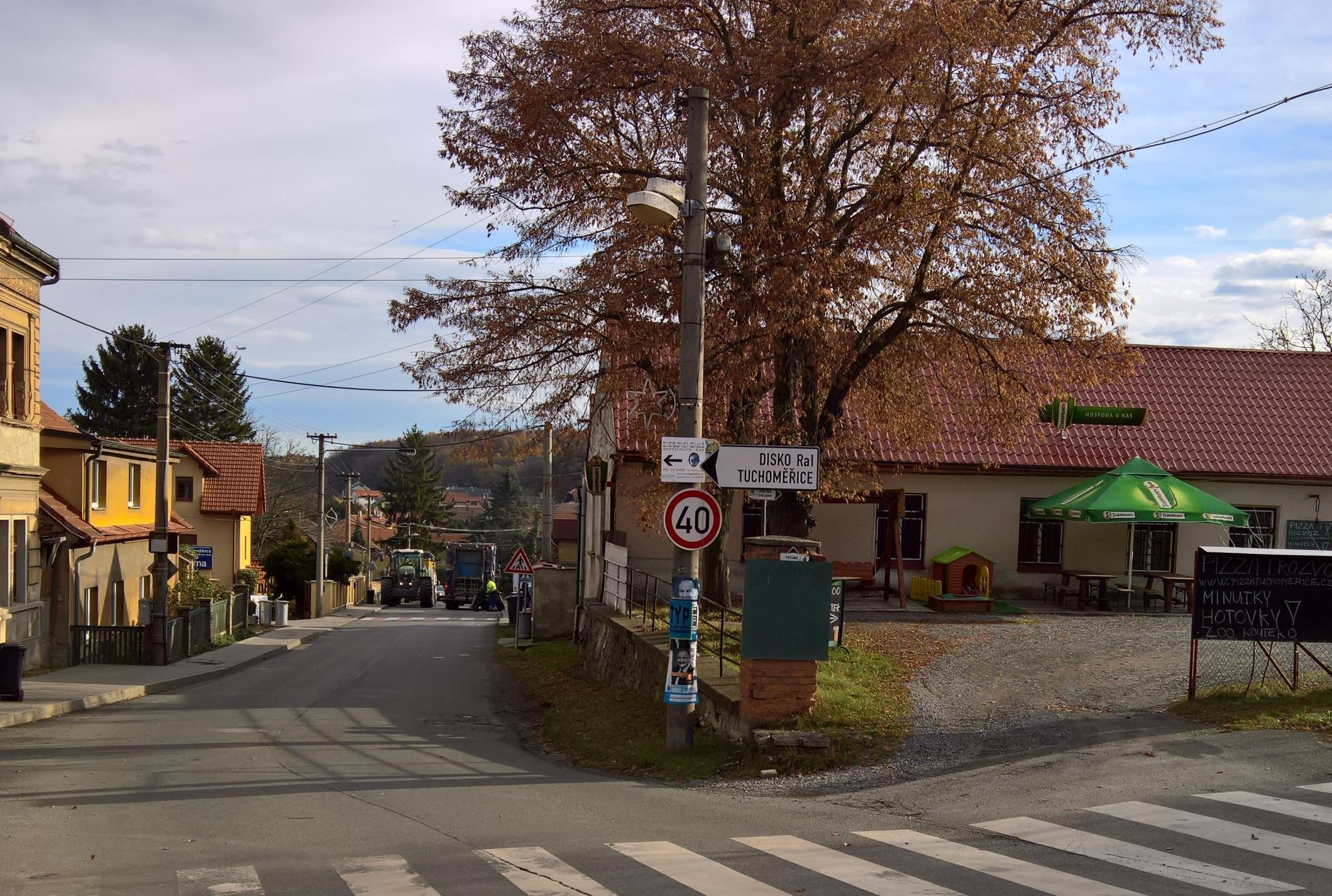 U autobusové zastávky je možné uvažovat o dvou variantách vedení chodníku: 1.