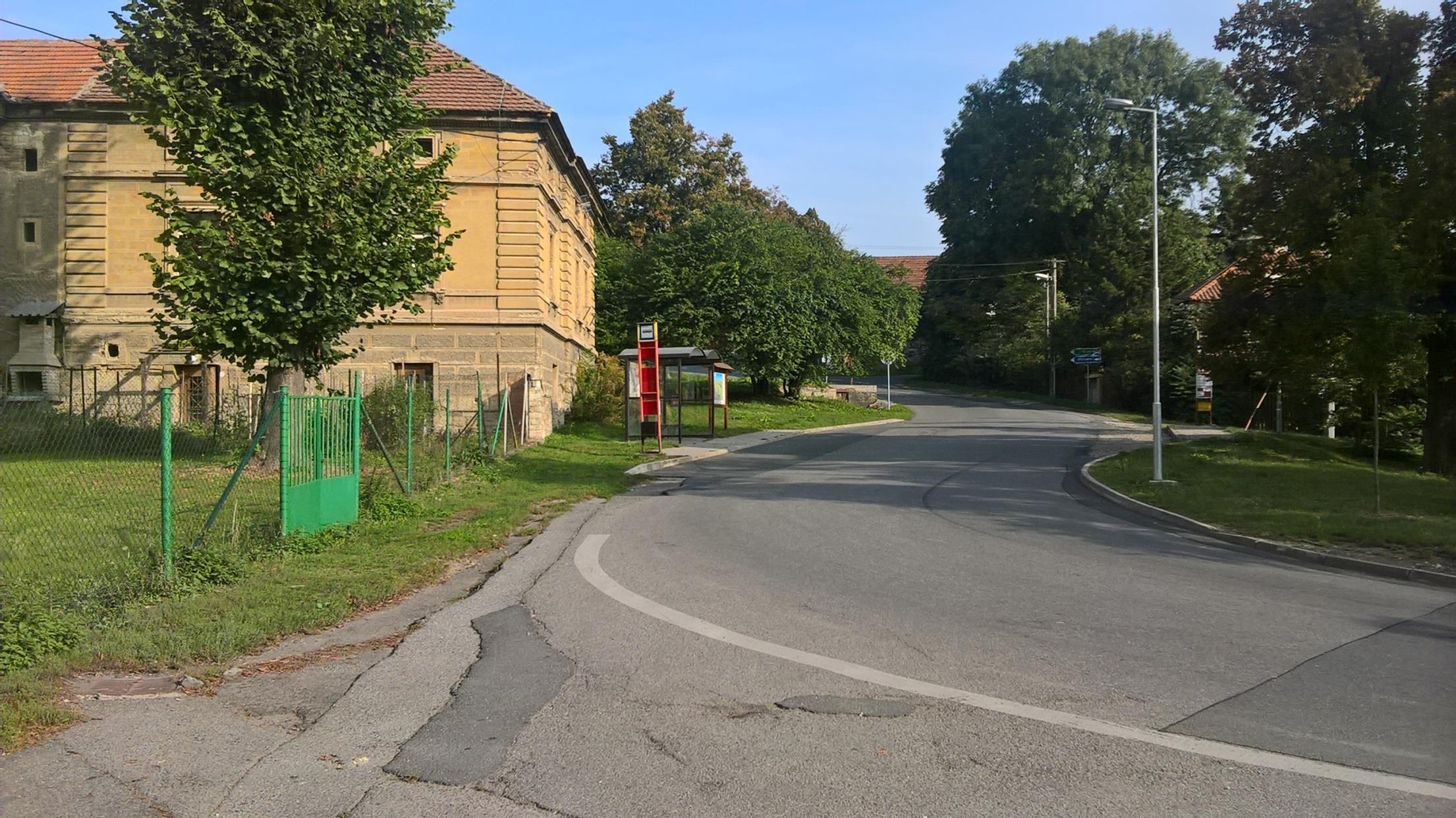 6A. Prodloužení chodníku od bus zastávky směr Praha k