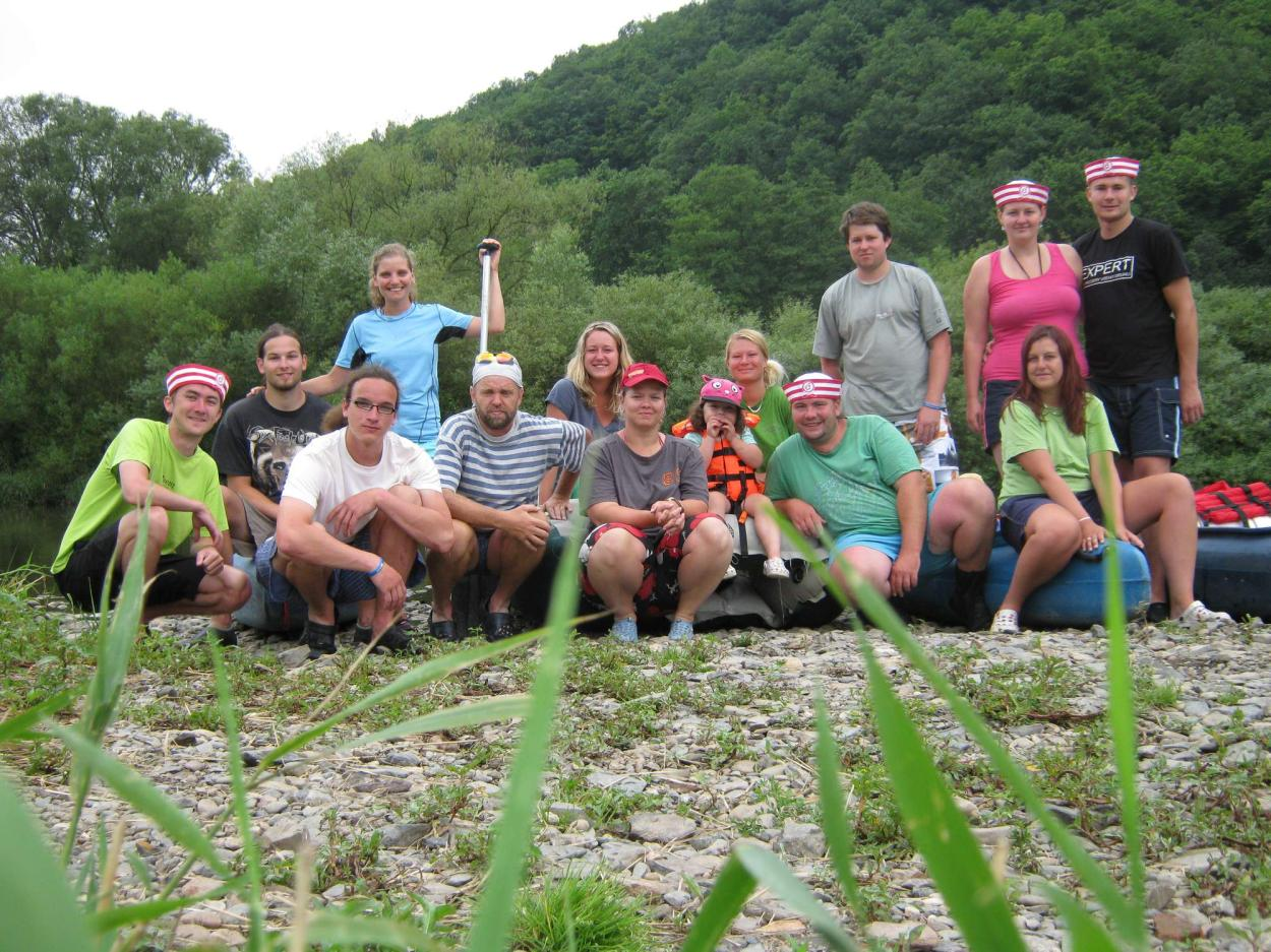 Čtrnáct účastníků vodního putování začalo svojí pouť v Plzni, když jsme se naloďovali ještě na Mži.