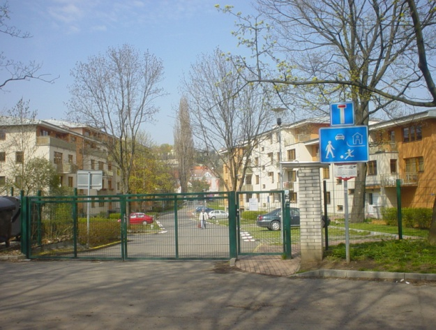 Obrázek 9: Vjezd do areálu Komdominum Hamr. Foto: autor Obrázek 10: Vjezd do areálu Bělohorské zahrady.