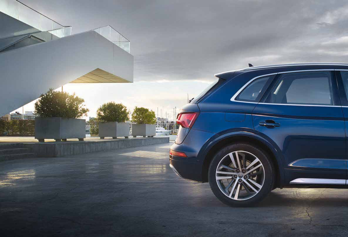 6 Nové Audi Q5. Zrozeno pro pohyb. I když nejede. Každý detail nového Audi Q5 se vyznačuje charakteristickým designem modelů Q a ztělesňuje dynamiku a suverenitu.