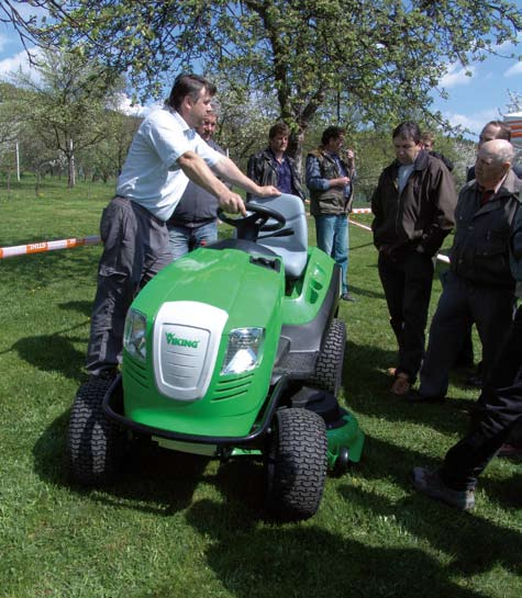 Zahrada a přilehlé prostory rodinného domu Doleželových byly obleženy návštěvníky spokojeně pojídajícími uzené klobásy, zabíjačkový ovar a další pochutiny a užívající si nádherného jarního dne, během