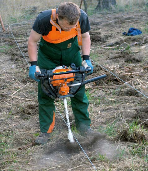 Práce pro jednoho muže Půdní jamkovač STIHL BT 121 2 Nezáleží na tom, zda sázíte stromy, budujete oplocení zahrady nebo používáte půdní jamkovač na zemědělské farmě či v jiném odvětví lidské činnosti.