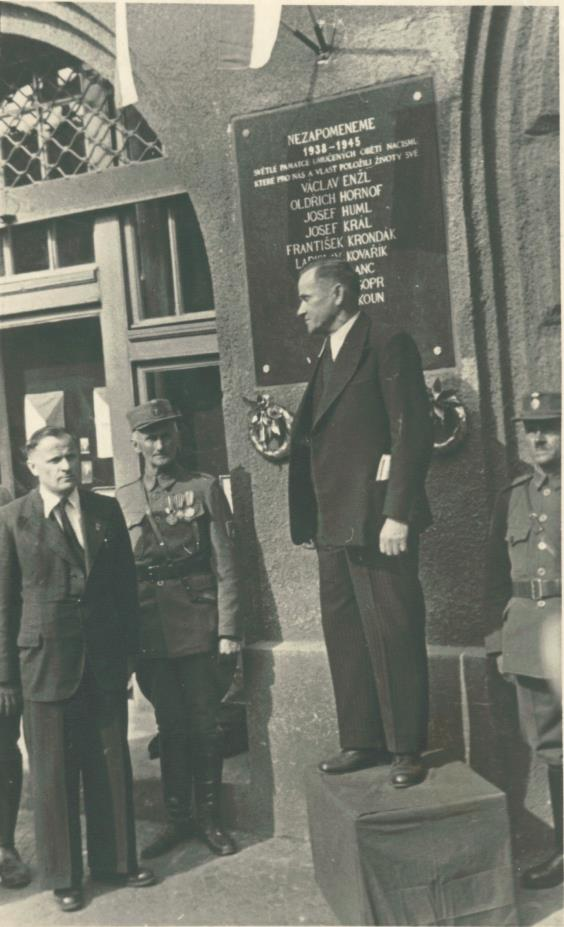 Při mobilizaci v září 1938 narukoval k 33.pěšímu pluku v Chebu. Po mobilizaci se do Souše nevrátil a odešel do Nebušic u Prahy (dnes již součást Prahy).