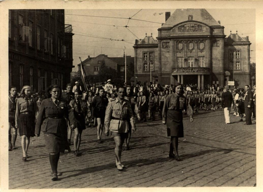 Mostečtí se podílejí na obnově válkou poničeného města Historické, ve středověku královské, město Most bylo již svou architekturou pro členy Junáka na Mostecku velice přitažlivé, především pro svou