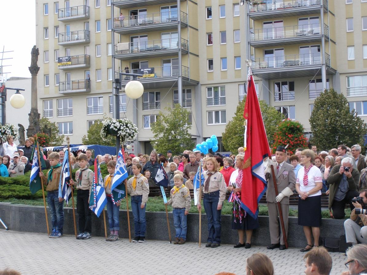 Během slavnostního odhalení, kdy Hradní stráž hrála českou státní hymnu, se pokládaly věnce a držela se čestná