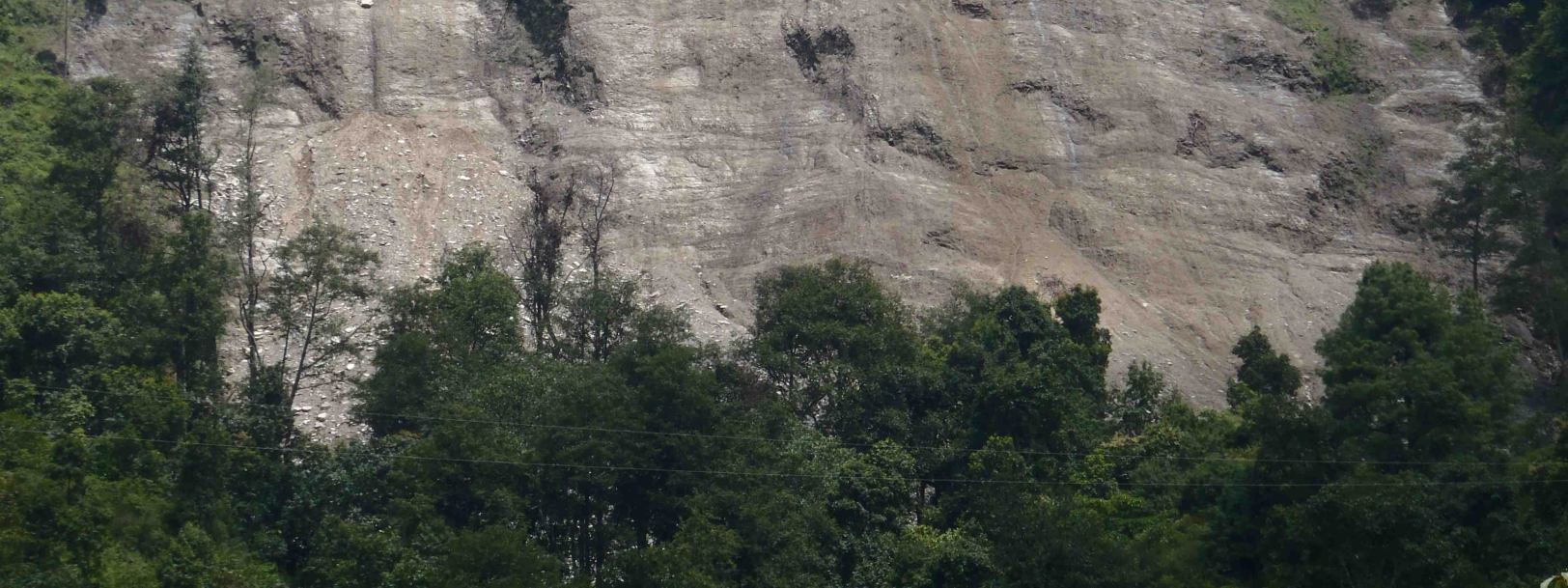 RAŽBOU - MÍSTNÍ LIDÉ STAVĚLI CESTU 2 km NAD