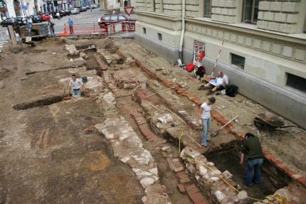 V současnosti již víme, že se jednalo o presbytář kaple sv. Mořice. V roce 1991 byl proveden záchranný výzkum prostoru dvorku při rekonstrukci domu Jakubská č. 4.