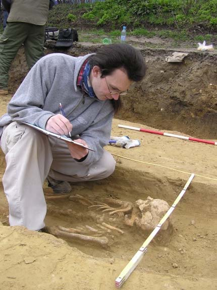 hospodářským dvorem), bylo konstatováno, že se zde z části nalézá sterilní podloží nebo aktivity recentního původu (není vyloučeno, že pod nimi se nachází arch.