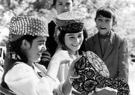 91 Ujgurské ženy při vyšívání tradičních pokrývek hlavy.
