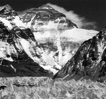 4 Džomolungma (Ču-mu-lang-ma-feng, 8 848 m), anglicky Mount Everest, nejvyšší hora světa, nachází se na jižním okraji Číny v horském pásu Himálaje, na hranici s Nepálem.