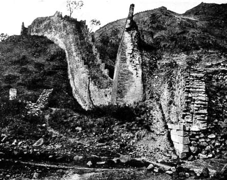 304 Věž Dlouhé zdi u průsmyku Ťiang-ku-lingu a detail zdiva této věže, které je tvořeno ve spodní části žulovými kvádry o rozměrech přibližně 50x30x30 centimetrů a ve svrchní části cihlami.