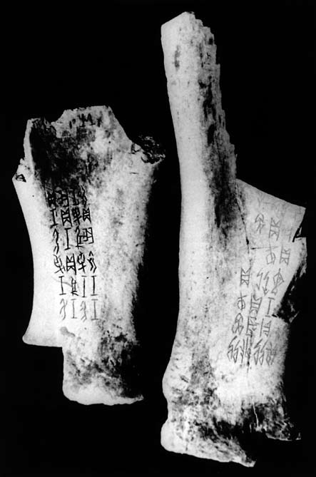 .. pět mužů, (v) pátém měsíci... 35 Věštební kosti s nápisy z období dynastie Šang (z oblasti An- -jangu) zhotovené z lopatek hovězího dobytka. a tlumit jejich neustálé snahy po úplné nezávislosti.