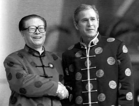 74 Prezident Čínské lidové republiky Ťiang Ce-min a prezident Spojených států amerických George W.