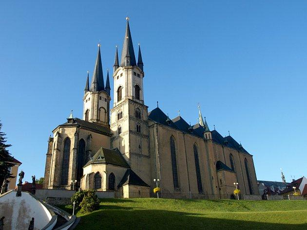 Kostel sv. Mikuláše Z počátku 13. století, kdy byl chrám stavěn jako trojlodní románská bazilika, se zachoval západní portál a spodní část věží.