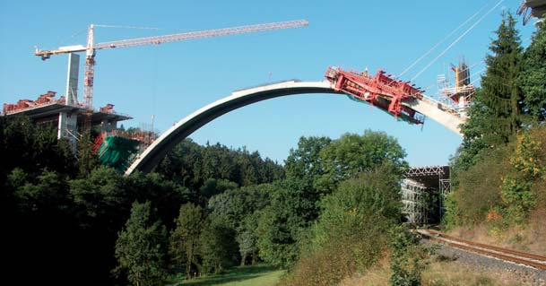 Vznikla tak dvě nezávislá pracoviště na obou stranách údolí, odkud byl most postupně budován.