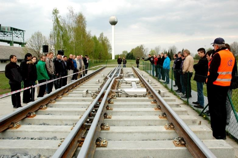 spolehlivosti, proměnná křivost odbočné větve, řešen způsob manipulace a přepravy dlouhých dílů, délka