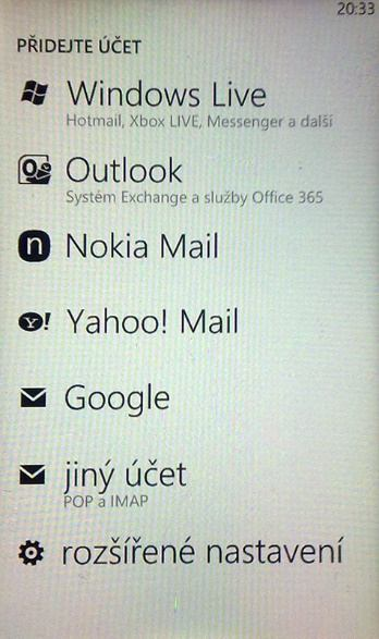 2 Nyní se nacházíme na seznamu e-mailových účtů. Pro přidružení účtu k aktuálnímu zvolenému, stačí pouze stiskem zvolit připojovaný účet (viz. screen6 -> step1).