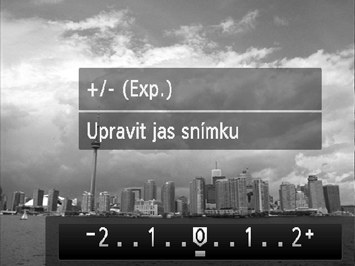 Úprava jasu (Kompenzace expozice) Standardní expozici nastavenou fotoaparátem můžete upravit v rozsahu -2 až +2 EV v krocích po 1/3 EV. Přejděte do režimu Kompenzace expozice. Stiskněte tlačítko o.