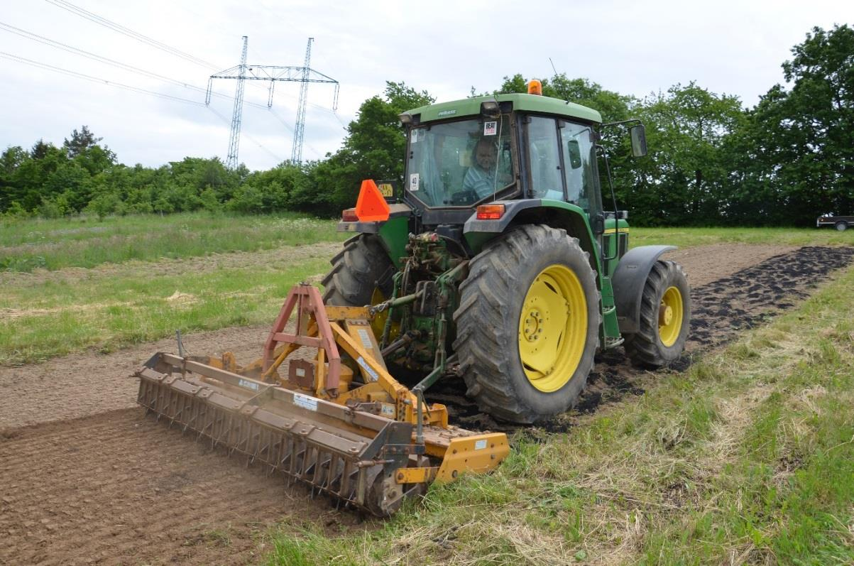 množství 4 l/m 2. Aplikace byla provedena ručně rovnoměrným nanesením materiálu pomocí plastových nádob na plochu o velikosti 3m x 30m.