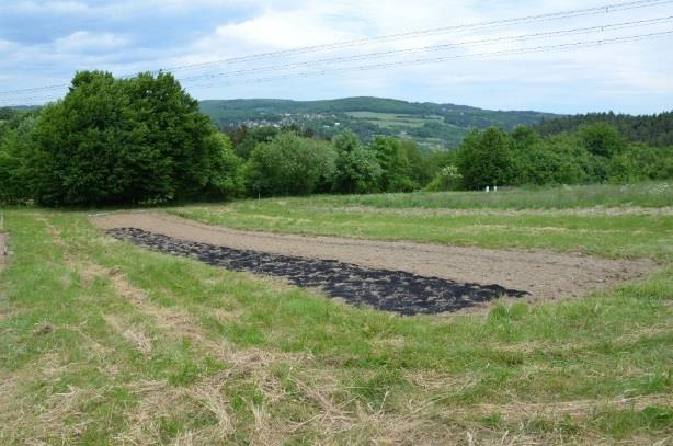 Po nanesení definované dávky Biouhlu na povrch parcely se materiál zapravil rovněž pomocí rotačních bran, tak aby nedošlo k odnosu větrem, nebo