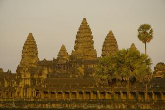 tuk tuky (kočár na dvou kolech tažený motorkou). Ubytování zajišťují hotely všech kategorií. Do centra starověkého Angkoru uprostřed džungle se dopravíte právě tuk tukem.