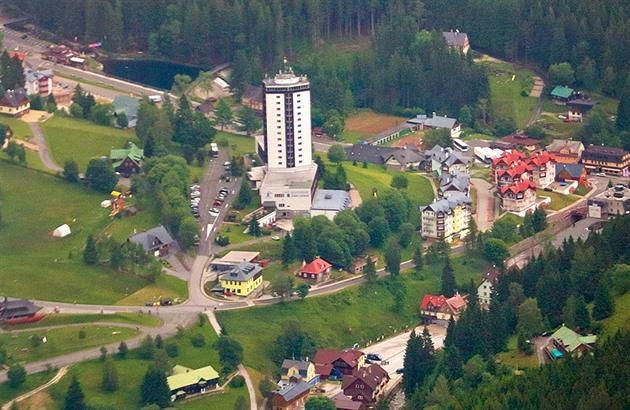 Pec pod Sněžkou postaví za stamiliony parkovací domy, aby se zbavila aut hradec.idnes.cz - 2.11.2016 rubrika: Hradec / Hradec - zprávy - strana: 00 - autor: 5plus2.