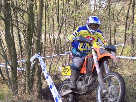 Kromě toho je organizováno mistrovství republiky v soutěžích cross-country, které jsou symbiózou motocrossu a soutěží Enduro, protože se jezdí na uzavřeném okruhu v terénu, kde jeden okruh měří kolem