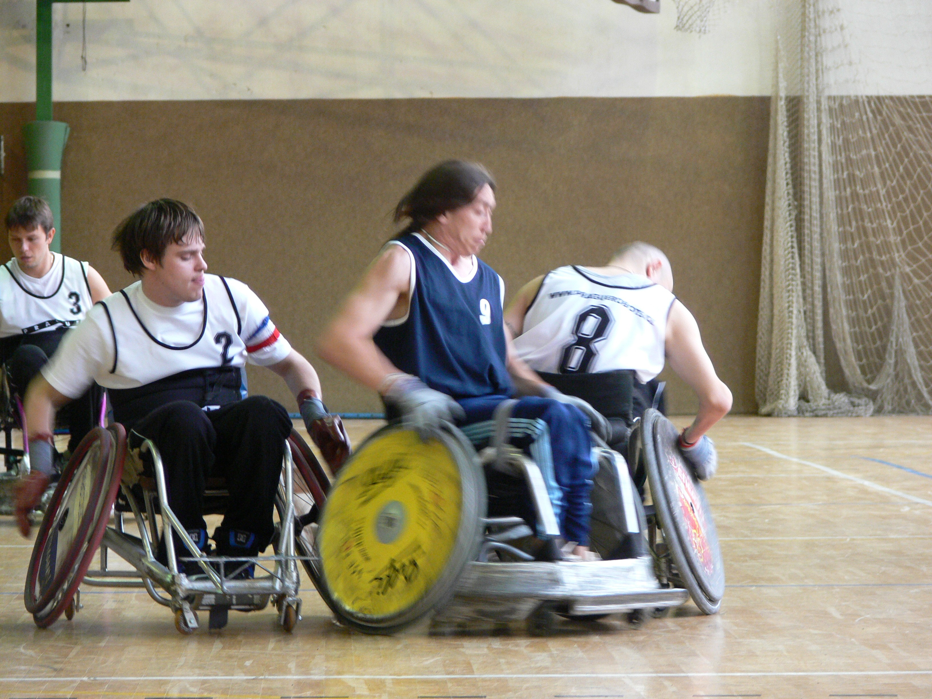 Rugby vozíčkářů (quadrugby) Tento sport je určen pro jedince s těžkým tělesným postižením. Na PH se hraje od Sydney 2000, hrají muži i ženy.