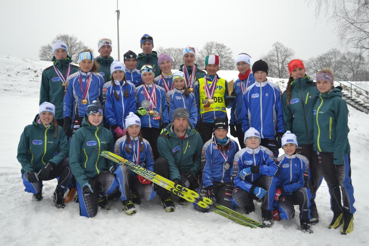 . Starší žáci a žákyně Ski klubu Šumava se stali mistry republiky v soutěži smíšených družstev, kde zvítězili s náskokem téměř 200 bodů na druhý Jablonec a třetí Jilemnici.