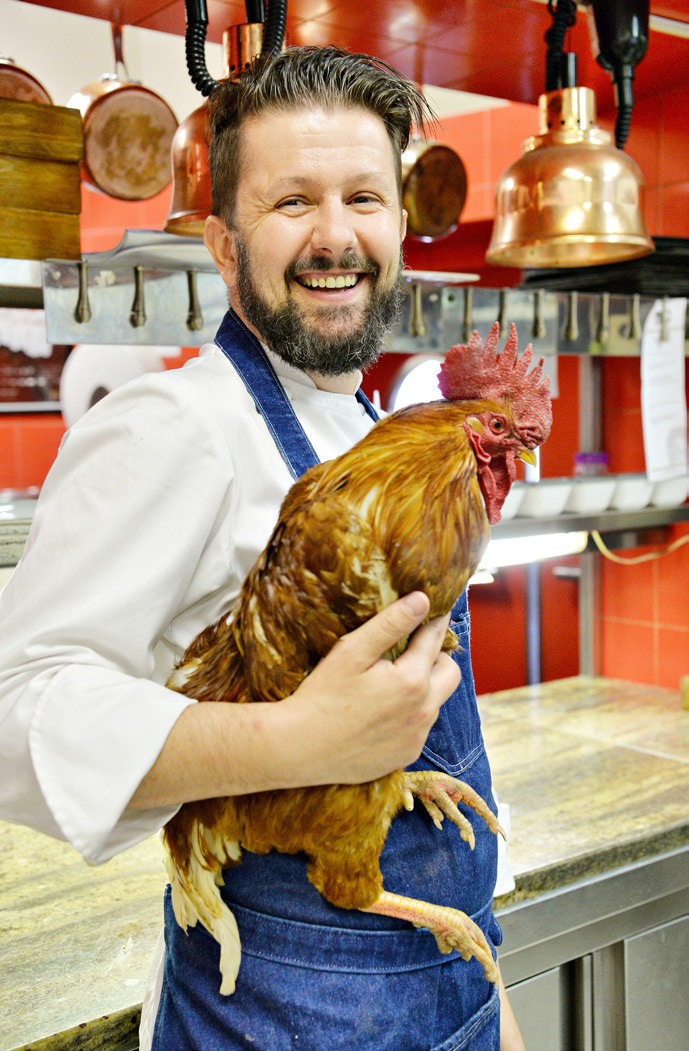 VÁŽENÍ HOSTÉ Dovolte mi, abych Vás co nejsrdeènìji pøivítal v restauraci Goldie. Naše kuchynì se zamìøuje na èeskou gastronomii v moderním a odlehèeném pojetí.