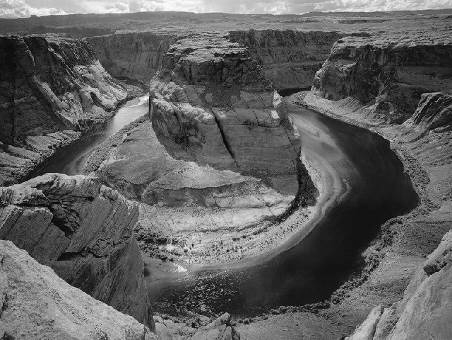 nucené orografické křivolakosti). Obrázek 46 Volné meandry Williams River na Aljašce a zaklesnuté meandry řeky Colorado (foto: N. D. Smith) 7.3.