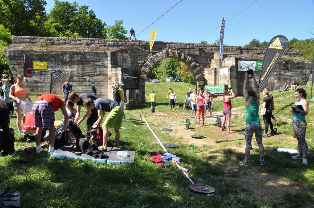 Slackline workshop Workshop a vysvětlení základů pohybu po slackline - ve vzduchu napnutém plochém laně.