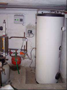 Fototermický systém na rodinném domě Využití pouze na teplou vodu bez bazénu: 6,5 GJ = 1 800 kwh/rok Minimální cena: 3,16 Kč/kWh = 878