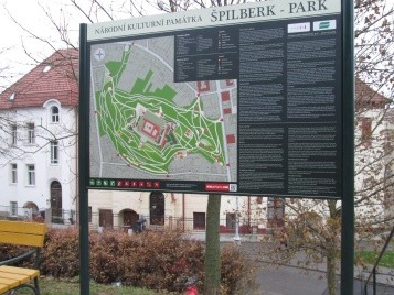 30: Mapa areálu Špilberku s červeně
