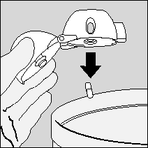 8. Znovu otevřete náustek, vyklopte použitou tobolku a vyhoďte ji. Před odložením inhalátoru HandiHaler přiklopte náustek a horní kryt.