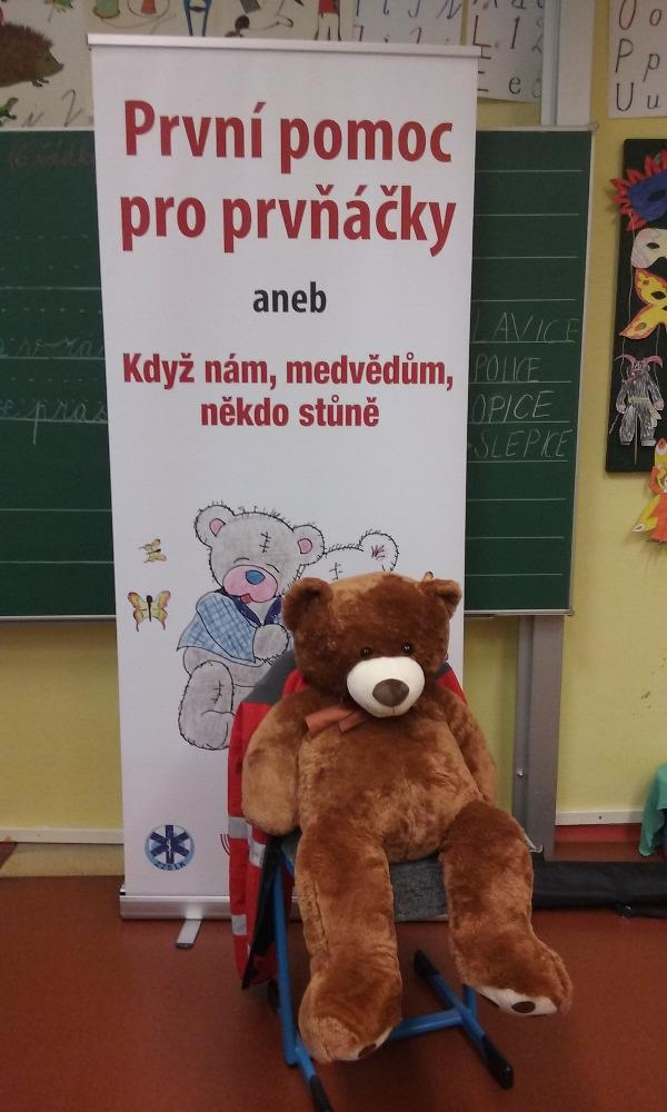 Prostřednictvím "rady" velkého plyšového medvěda se děti učily, jak správně