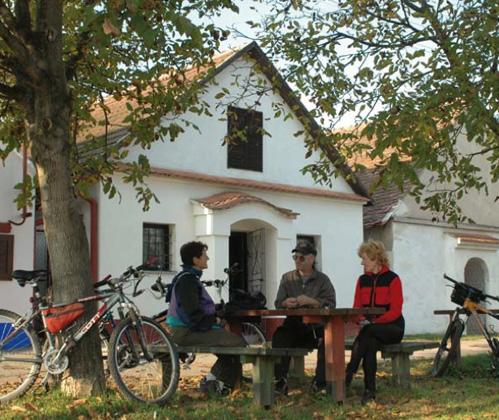 Z činnosti DSO Mikroregion Hodonínsko (dobrovolný svazek obcí) sdružuje 11 členských obcí.