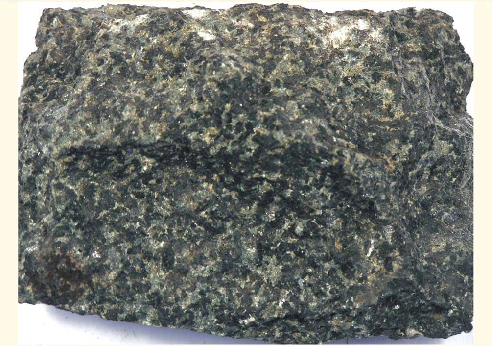 Amfibolovec ultrabazická hlubinná hornina je tvořen minerálem
