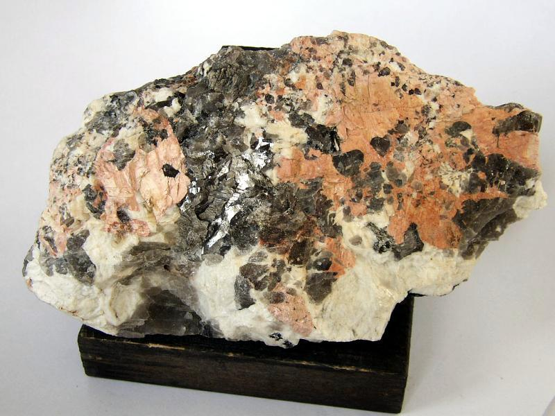 Pegmatit hrubozrnná magmatická hornina pegmatity tvoří žíly