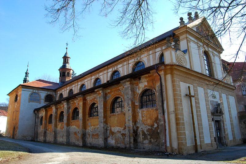 obvykle byly stavěny jako bazilika = typ kostela, který má minimálně tři lodě,