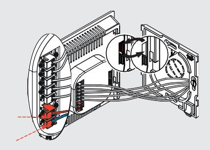 Propojovací kabel pro volitelný senzor zapojte do svorek dvoupólového konektoru na zadní straně základové destičky ovládacího prvku. Umístěte switch tak, aby byla aktivovaná požadovaná funkce.